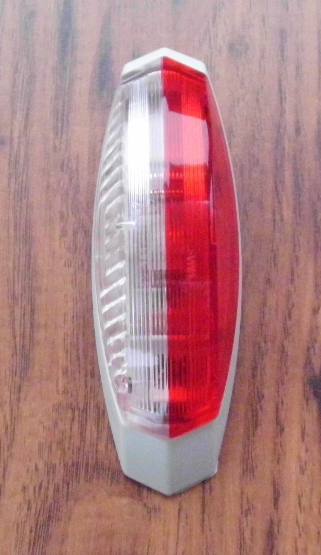 Umrißleuchte links r/w oval Begrenzungsleuchte Hella 12V Sockel weiß 46907r5 NEU