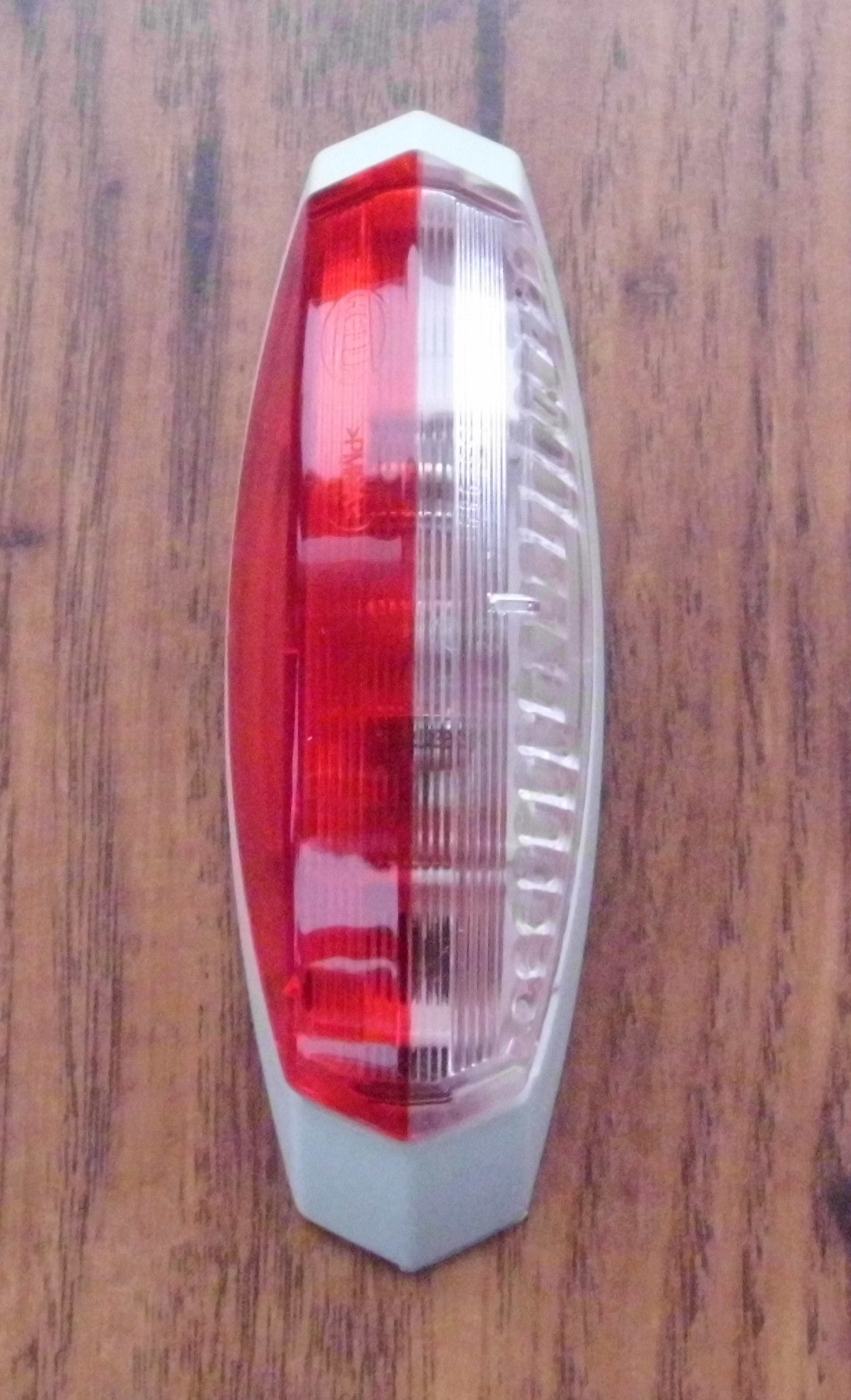 Umrißleuchte rechts r/ w oval Begrenzungsleuchte Hella 12V Sockel weiß 46908r5 NEU