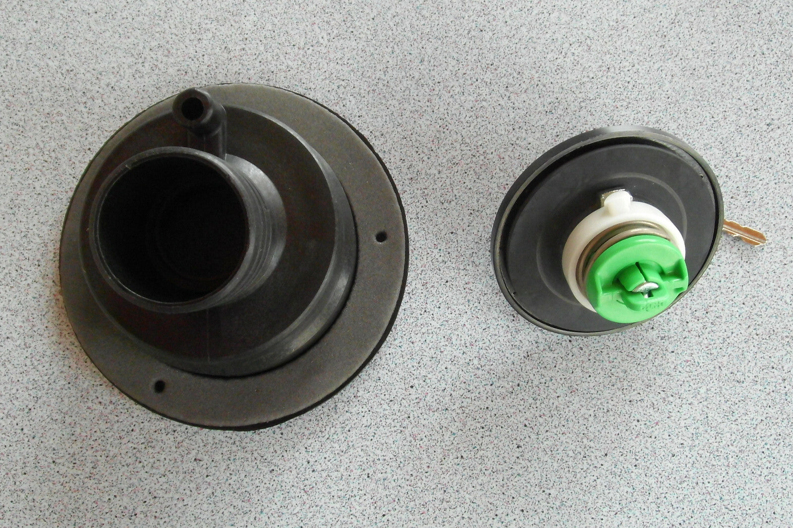 Wasserdeckel Einfüllstutzen schwarz Fiamma Schloss + 2 Schlüssel  300f467 NEU