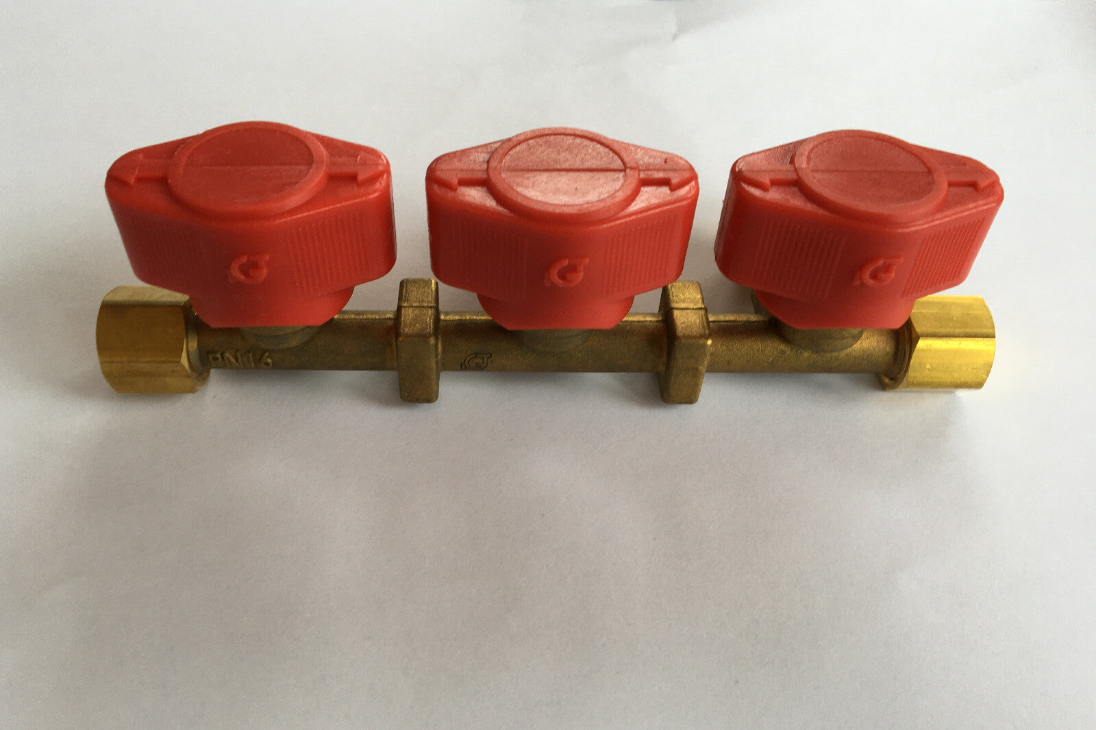 Gas Verteilerblock IGT Messing Ventil 3 Abgänge f.8mm Rohr, Gashahn 70131Lg NEU